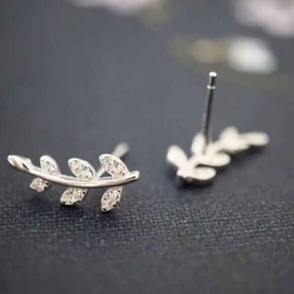 The Mini Leaf dainty stud earrings in cubic zirconia and 925 - Picture 6 of 10